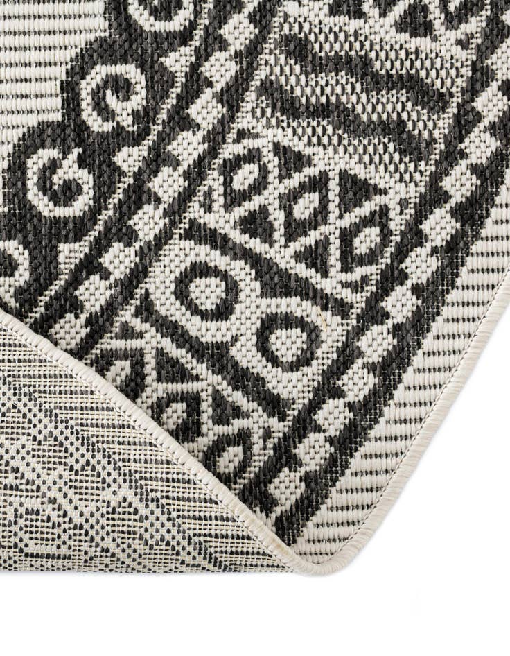 Detail image of 13' x 13' Easy-Clean Traditional Indoor / Outdoor Round Rug