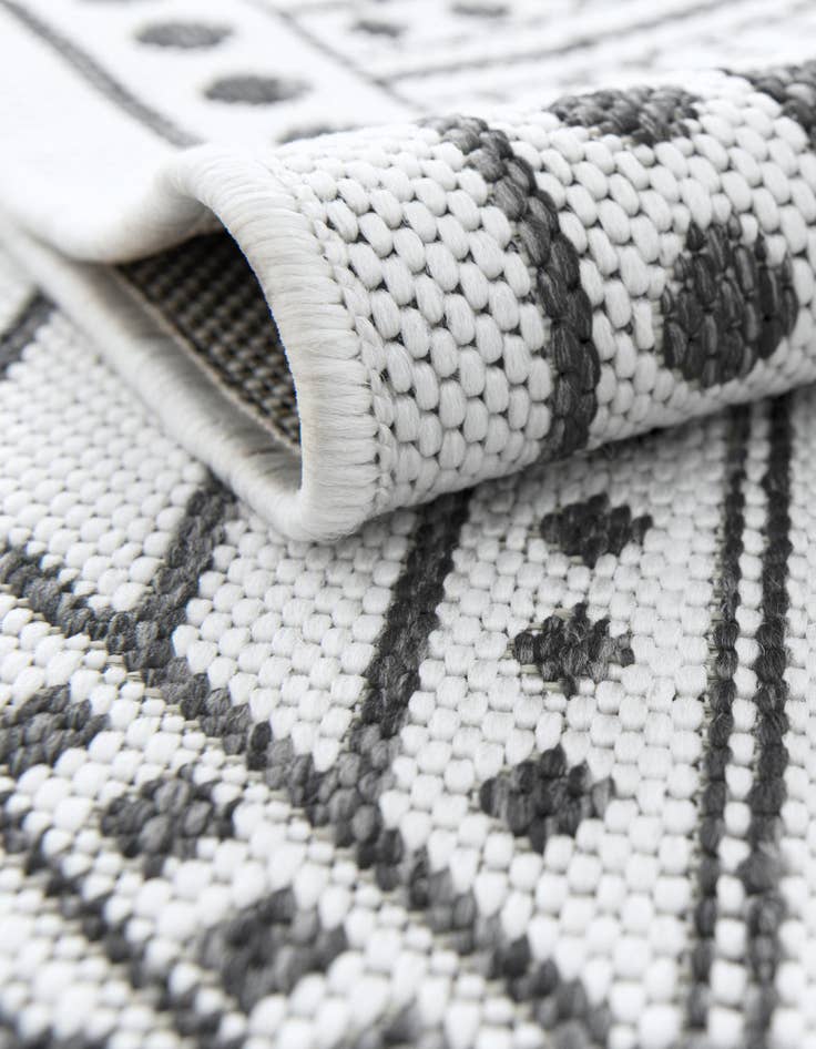 Detail image of 2' 7 x 12'  Washable Traditional Indoor / Outdoor Runner Rug