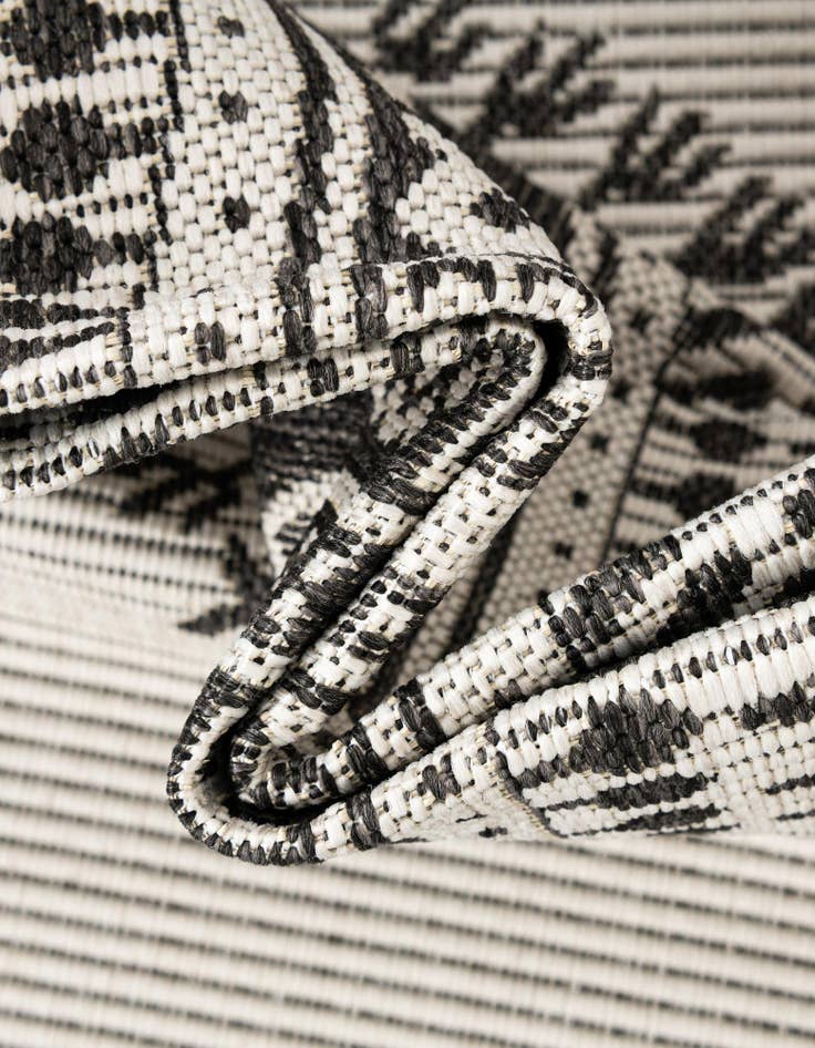 Detail image of 2' 7 x 12'  Washable Traditional Indoor / Outdoor Runner Rug