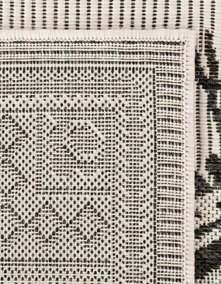 Detail image of 2' 7 x 12'  Washable Traditional Indoor / Outdoor Runner Rug