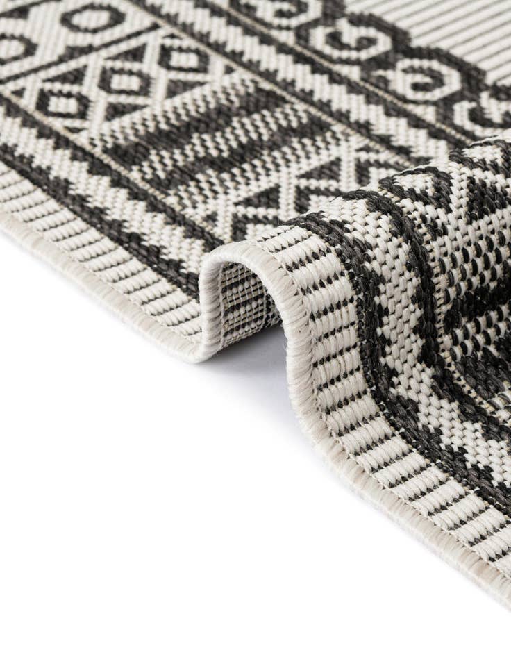 Detail image of 2' 7 x 12'  Washable Traditional Indoor / Outdoor Runner Rug