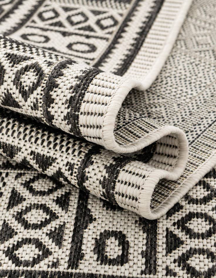 Detail image of 2' 7 x 12'  Washable Traditional Indoor / Outdoor Runner Rug