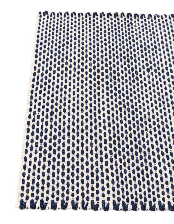 Detail image of 2' 1 x 3' Hand Woven Seaside Pearl Jute Rug