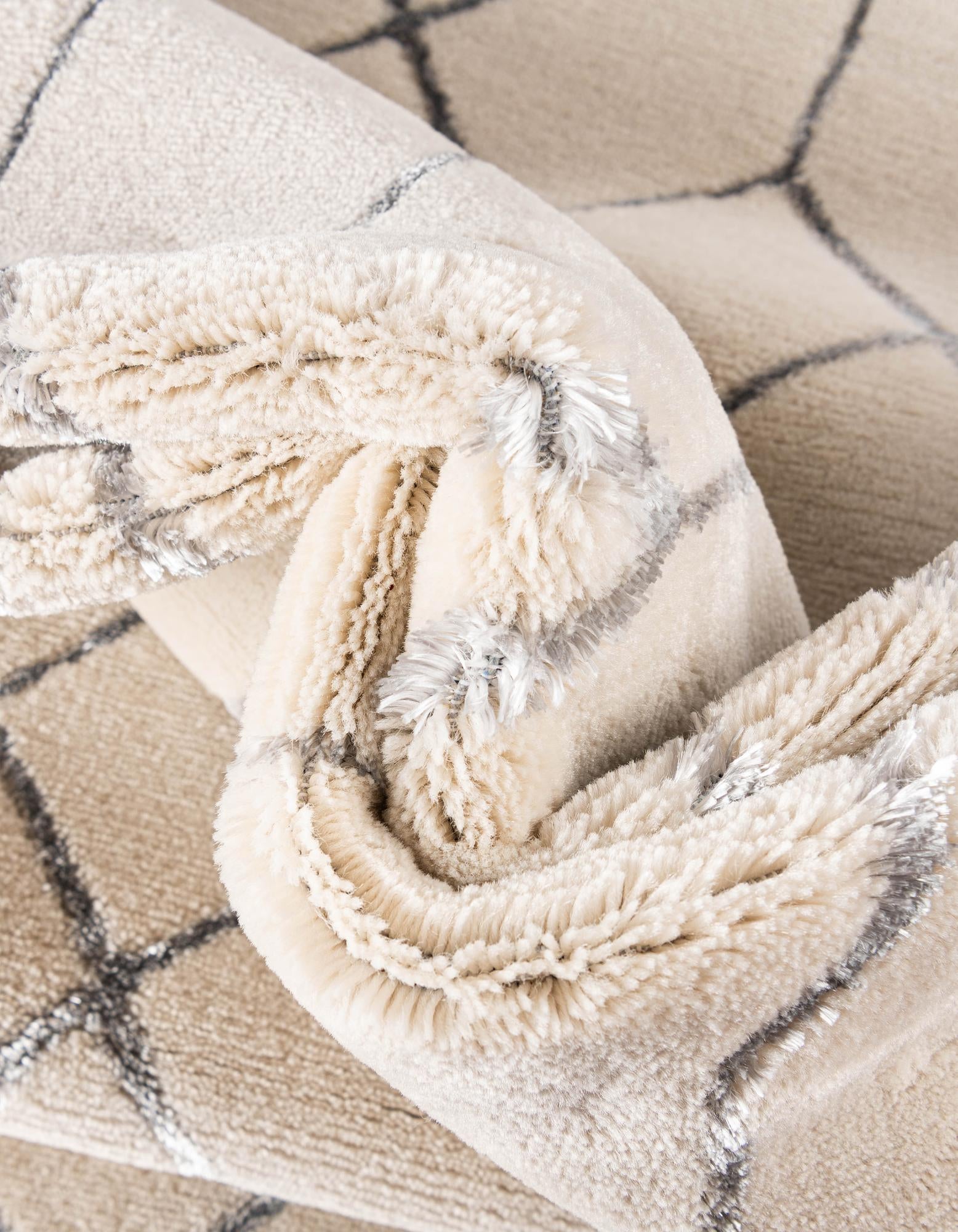 5' 3 x 8' Marilyn Monroe™ Glam Trellis Oval Rug