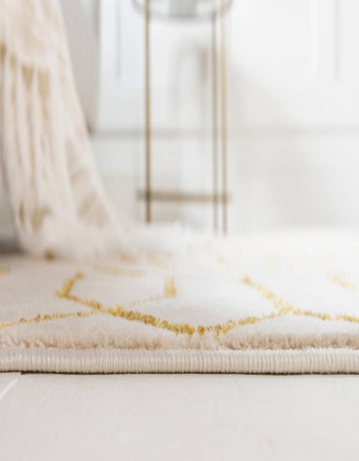 Detail image of 10' x 14'  Marilyn Monroe&trade; Glam Trellis Rug