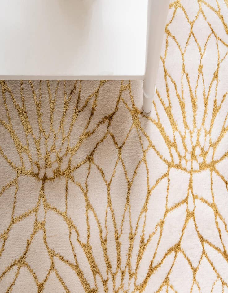 Detail image of 5' 3 x 8'  Marilyn Monroe™ Glam Dahlia Rug