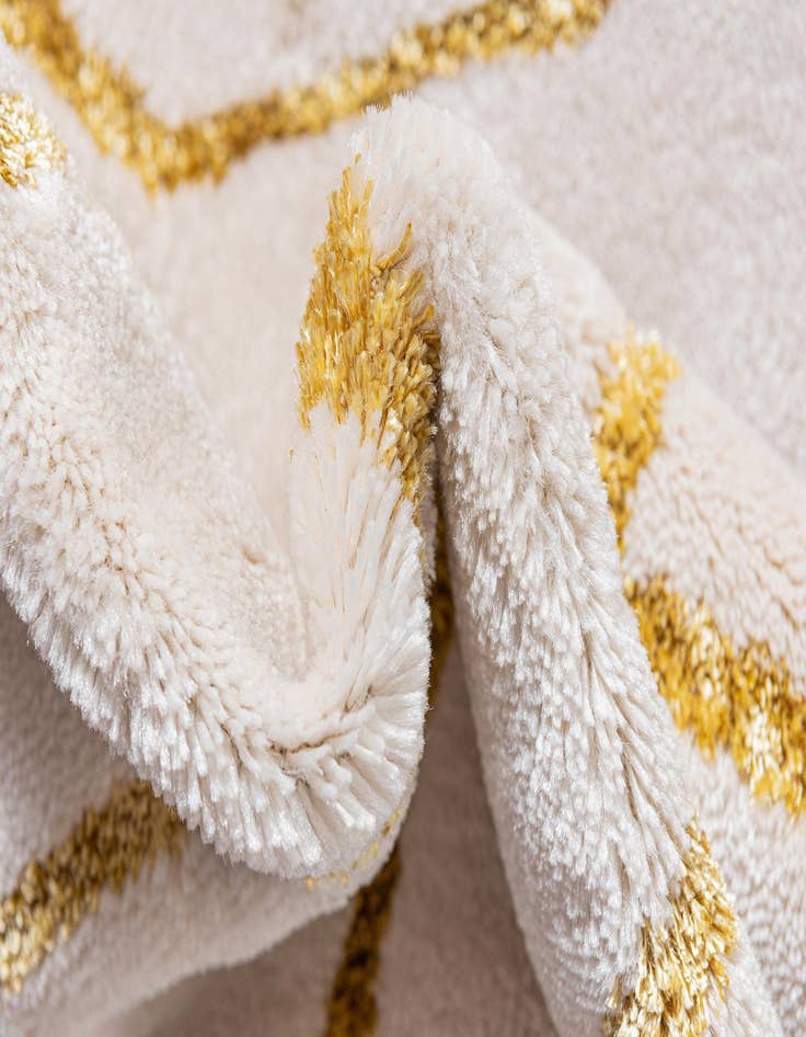 Detail image of 2' 7 x 12'  Marilyn Monroe&trade; Glam Trellis Runner Rug