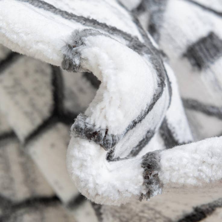 Detail image of 5' 3 x 5' 3 Lattice Trellis Octagon Rug