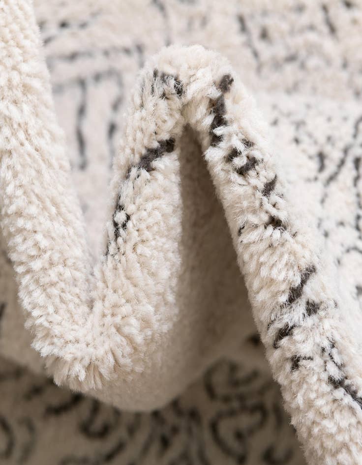 Detail image of 4' x 6' Isabella Oval Rug