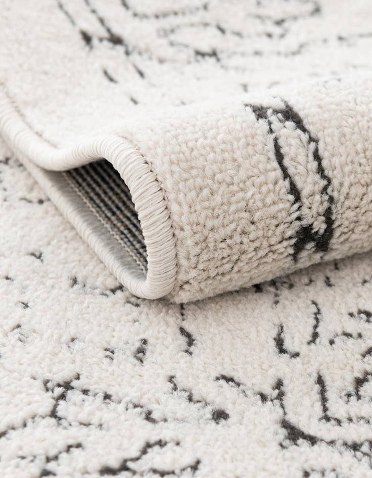 Detail image of 6' x 9' Isabella Oval Rug