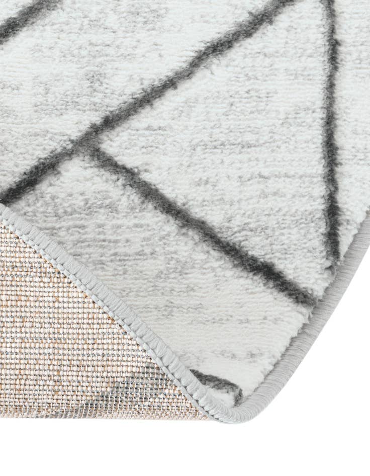 Detail image of 5' 3 x 8' Lattice Trellis Oval Rug