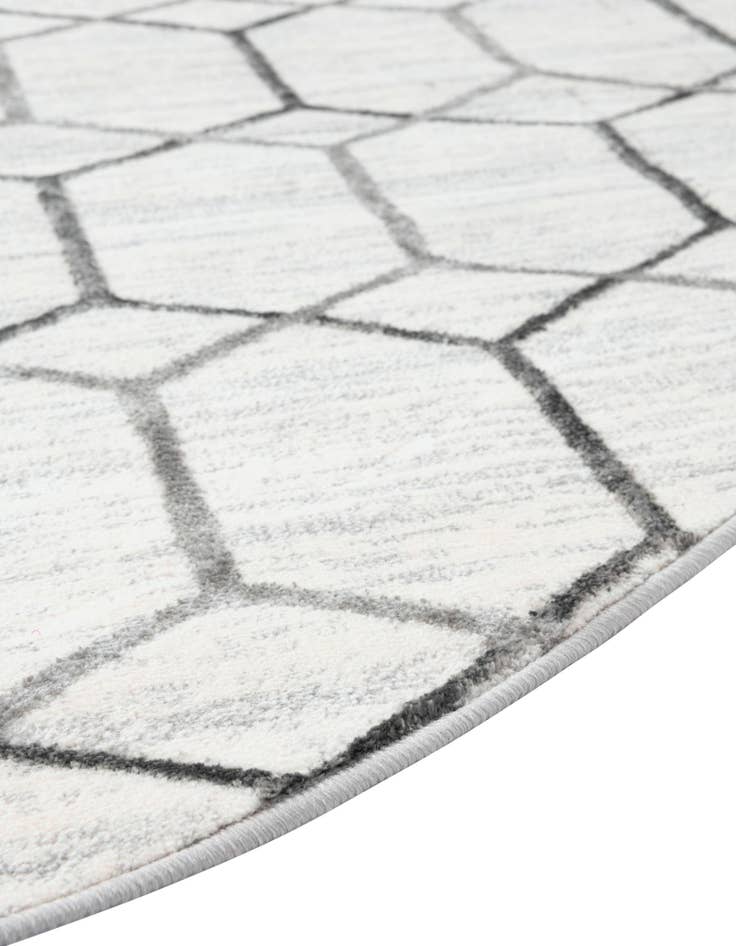 Detail image of 5' 3 x 8' Lattice Trellis Oval Rug