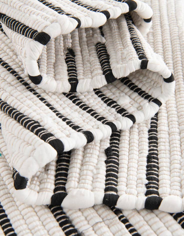 Detail image of 5' x 7' Hand Braided Chindi Cotton Rug