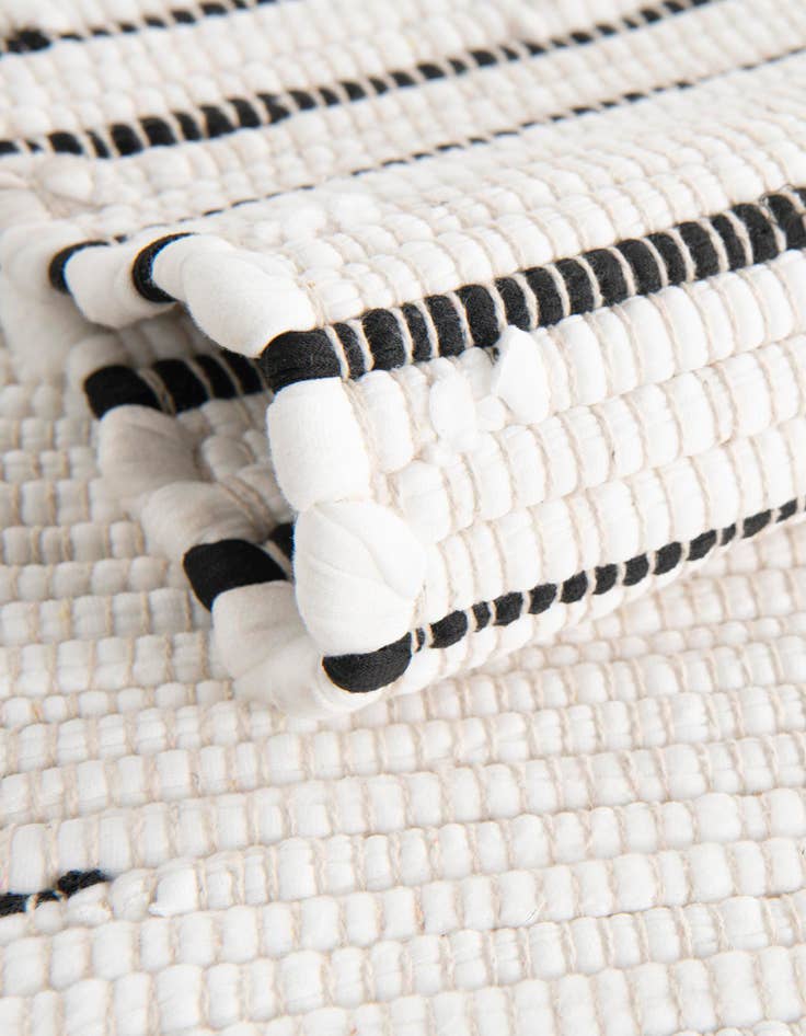 Detail image of 4' 1 x 6' 1 Hand Woven Chindi Cotton Rug
