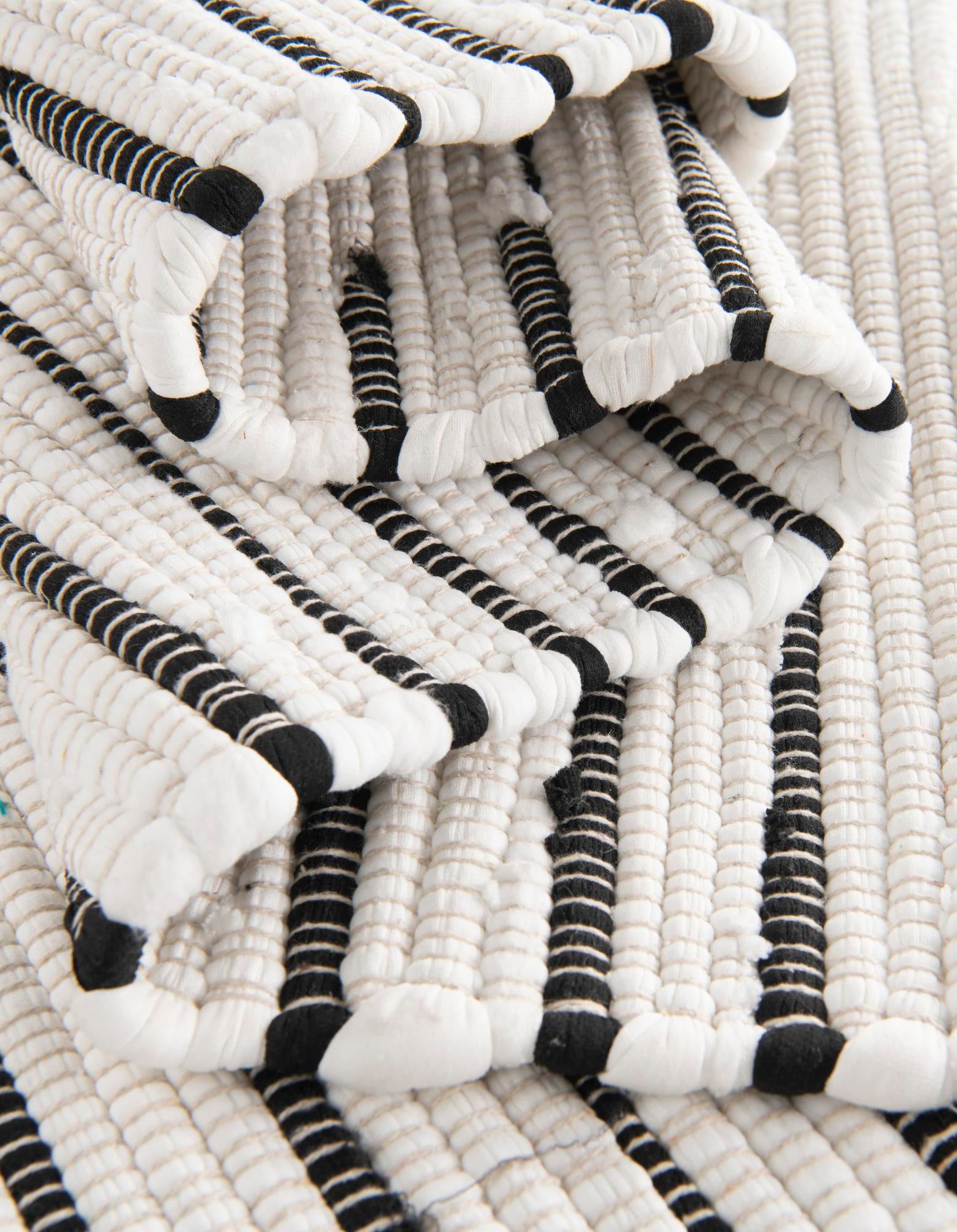 2' x 3' 1 Hand Woven Chindi Cotton Rug