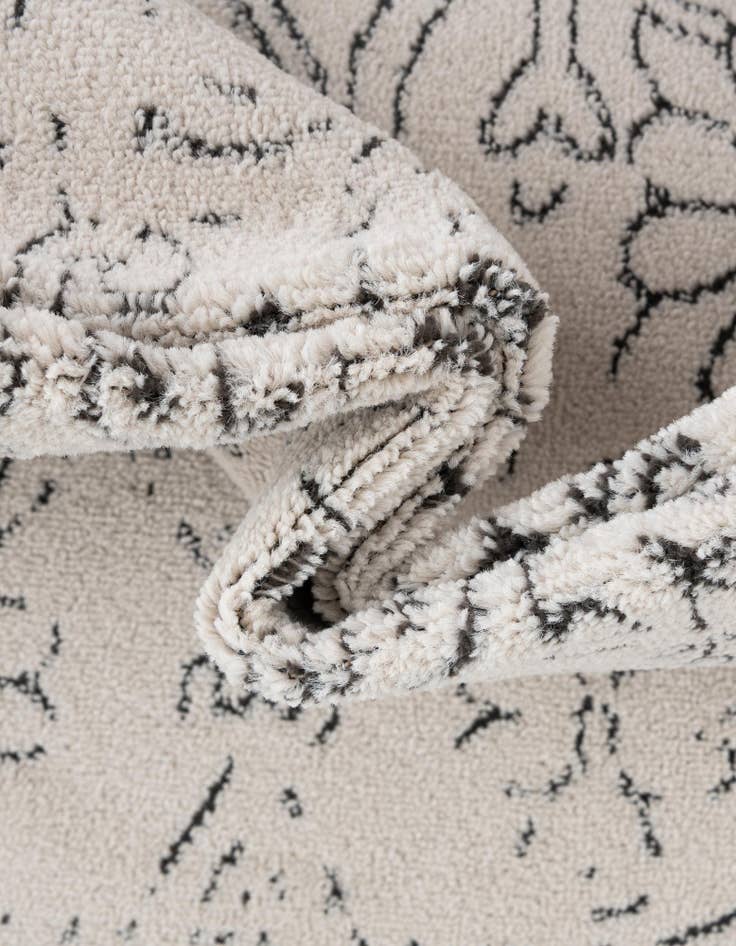 Detail image of 5' x 8' Isabella Rug