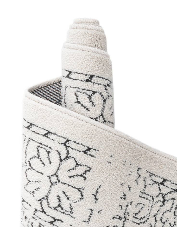 Detail image of 5' x 8' Isabella Rug