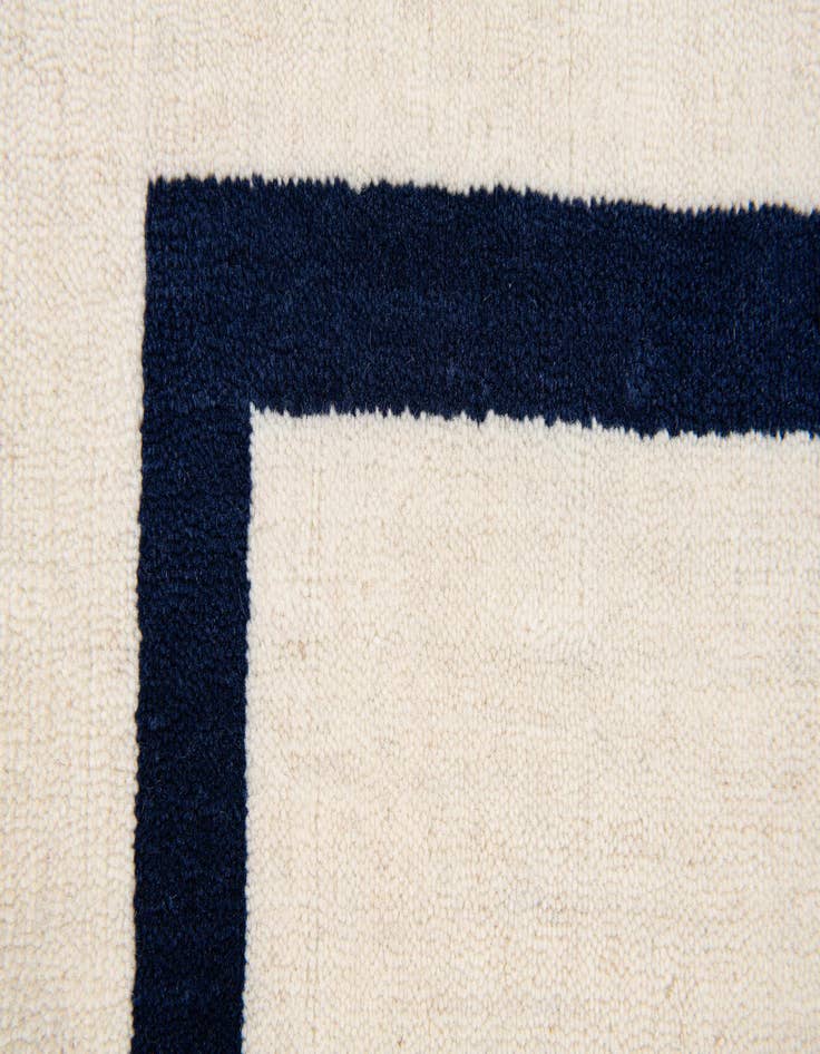 Detail image of 2' 1 x 3' 1 Hand Woven Jill Zarin English Manor Wool Rug