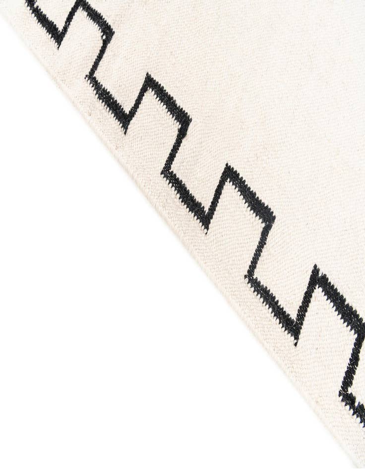 Detail image of 4' 1 x 6' 3  Hand Woven Kilim Wool Rug