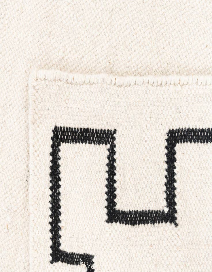 Detail image of 4' 1 x 6' 3  Hand Woven Kilim Wool Rug