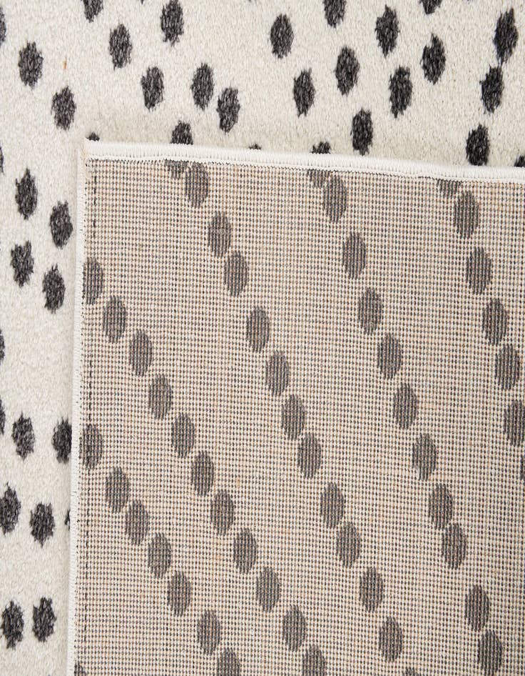 Detail image of 5' 3 x 7' 9 Savannah Rug