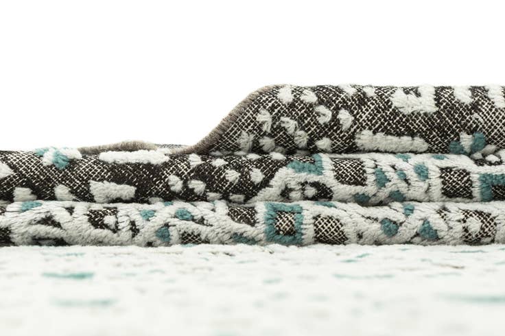 Detail image of 6' 8 x 9' 5 Vintage Royal Rug