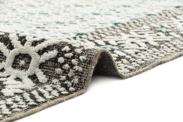 Detail image of 6' 8 x 9' 5 Vintage Royal Rug