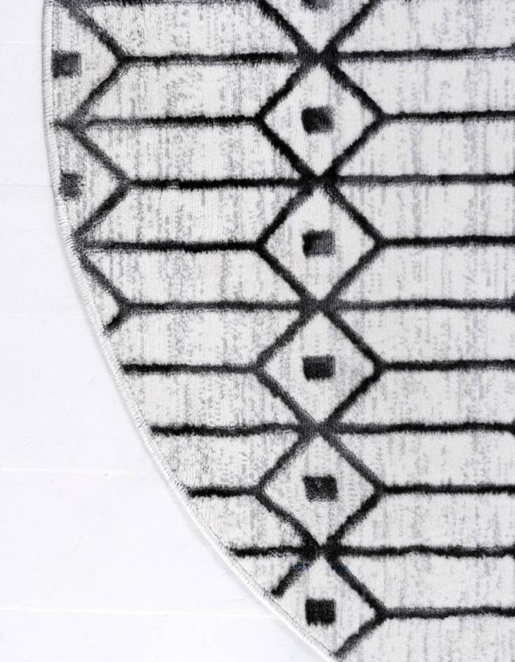 Detail image of 7' x 7' Lattice Trellis Round Rug