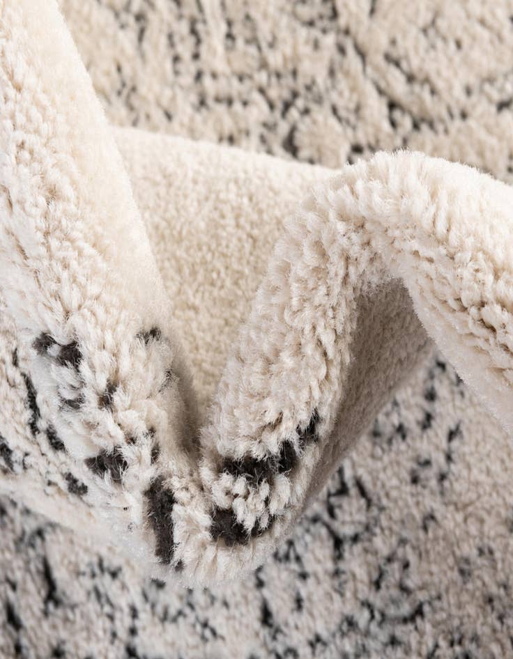 Detail image of 2' 7 x 10' Isabella Runner Rug