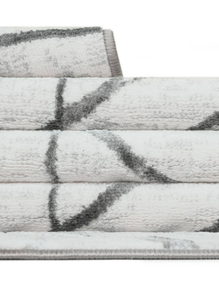 Detail image of 2' 7 x 13' Lattice Trellis Runner Rug