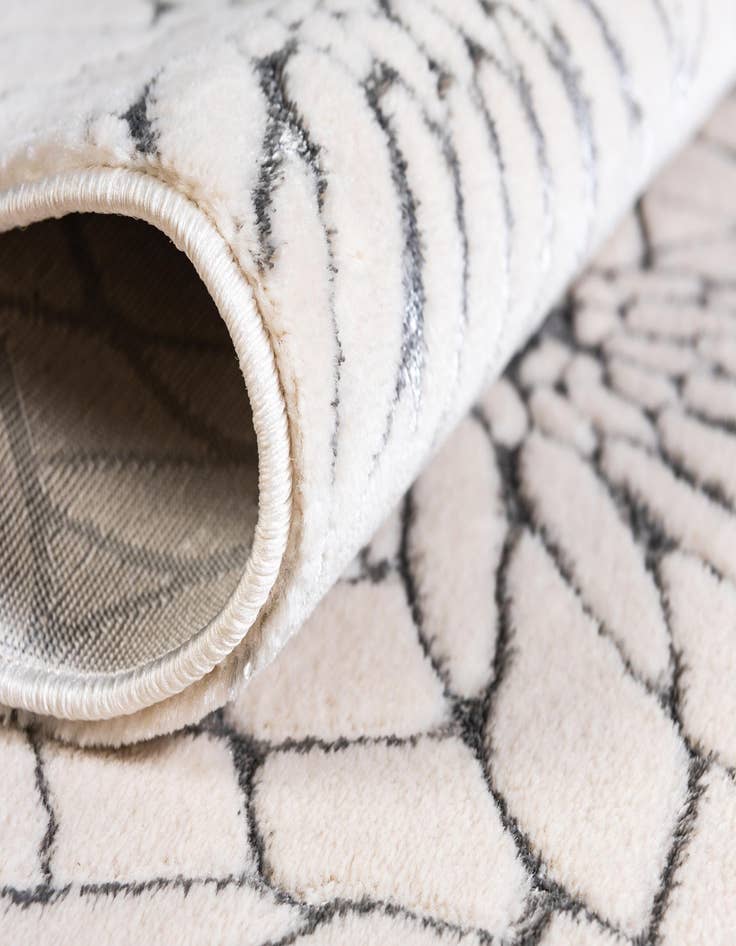 Detail image of 5' 3 x 8'  Marilyn Monroe&trade; Glam Dahlia Rug