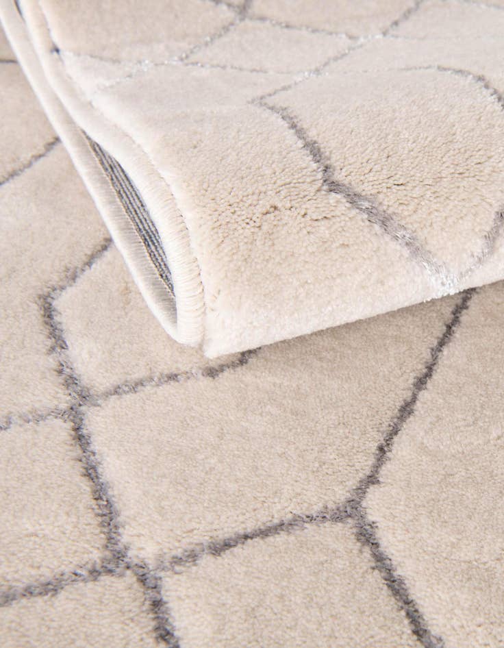 Detail image of 10' x 14'  Marilyn Monroe&trade; Glam Trellis Rug