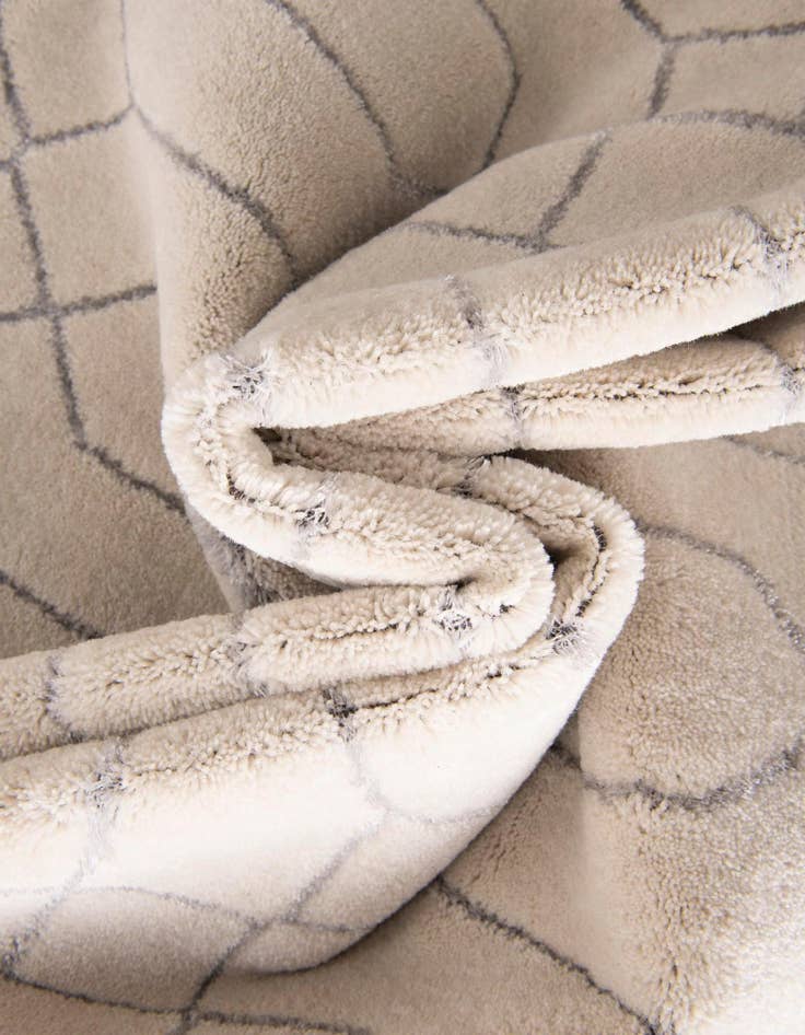 Detail image of 5' 3 x 8'  Marilyn Monroe™ Glam Trellis Rug