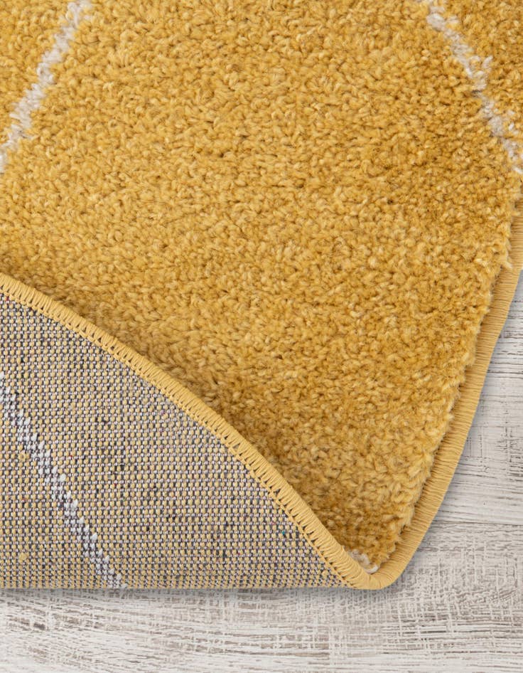 Detail image of 5' 3 x 8' Lattice Frieze Oval Rug