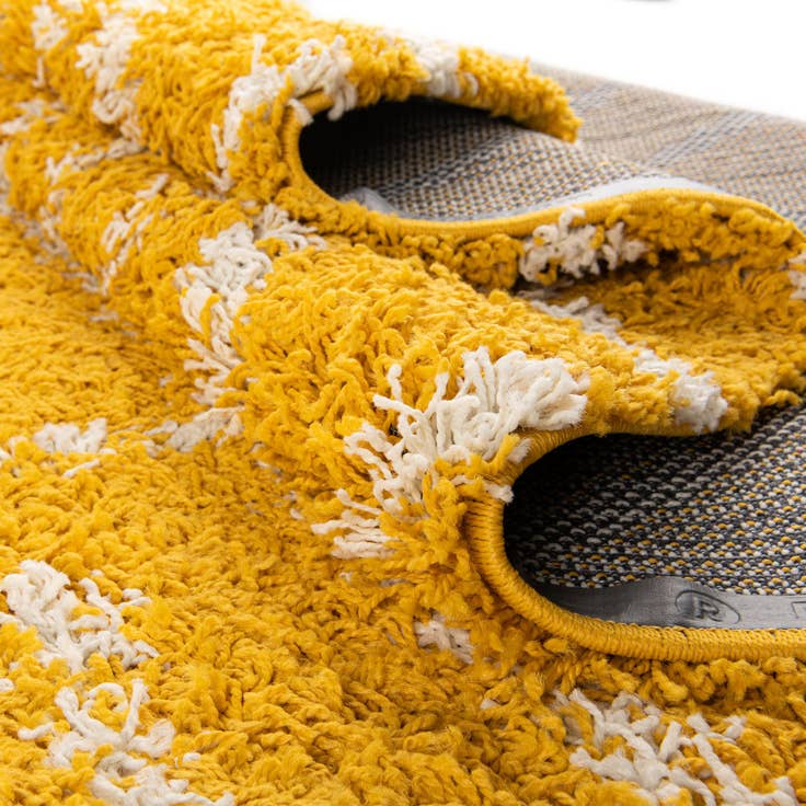 Detail image of 4' x 6' Lattice Shag Oval Rug
