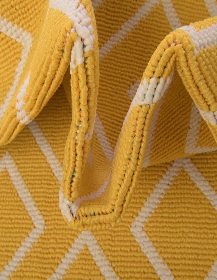 Detail image of 7' 10 x 10' Easy-Clean Trellis Indoor / Outdoor Oval Rug