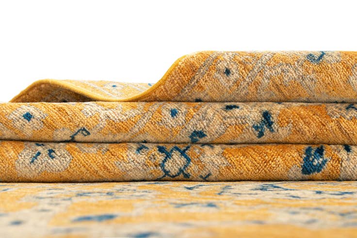 Detail image of 6' 8 x 9' 10 Amina Wool Rug