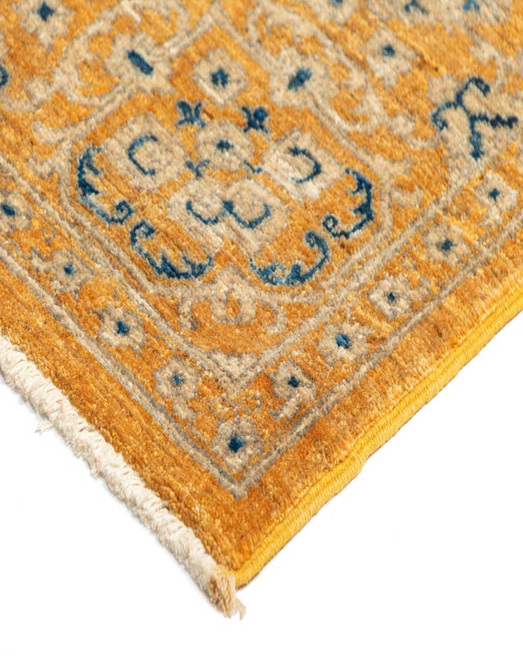 Detail image of 6' 8 x 9' 10 Amina Wool Rug