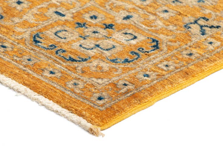 Detail image of 6' 8 x 9' 10 Amina Wool Rug