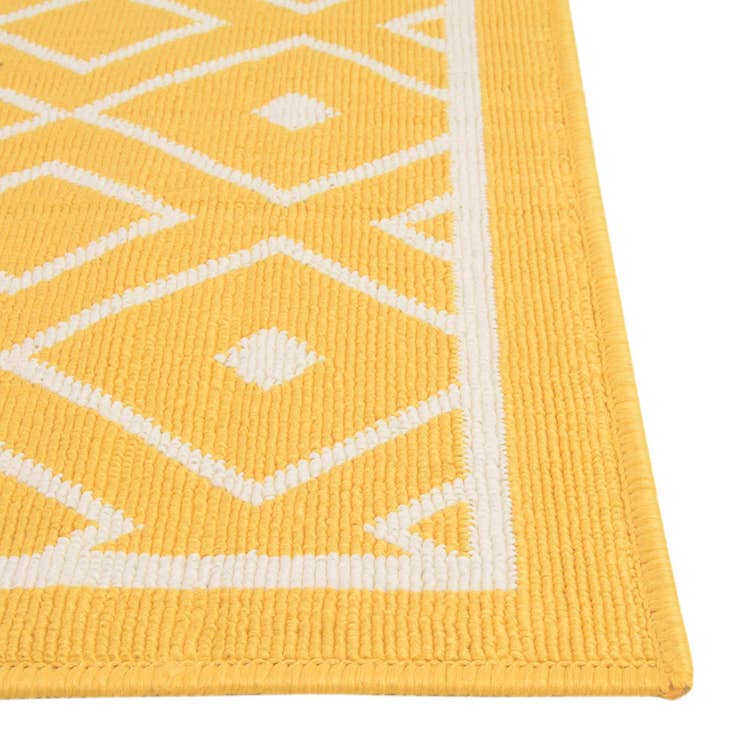 Detail image of 9' x 12' Easy-Clean Lattice Indoor / Outdoor Rug