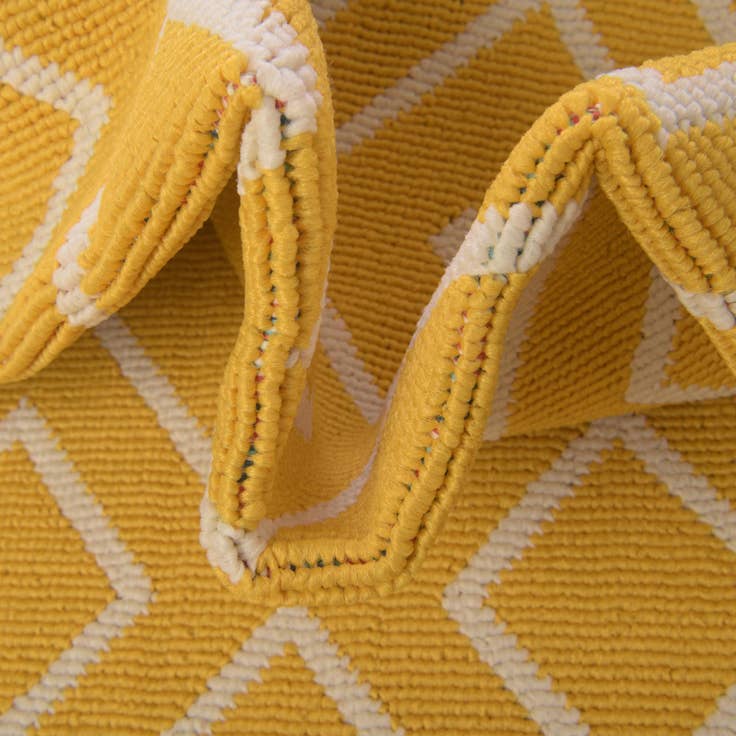 Detail image of 9' x 12' Easy-Clean Lattice Indoor / Outdoor Rug