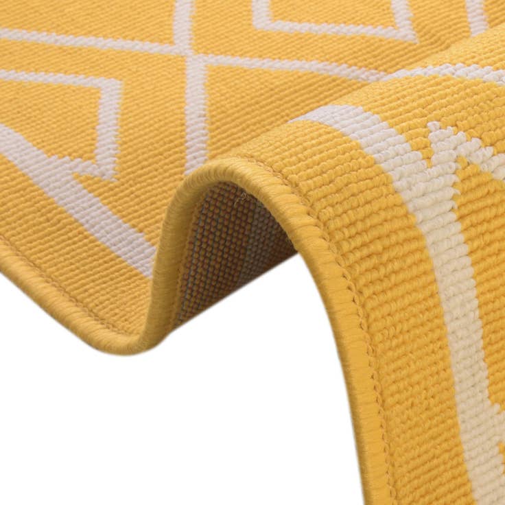 Detail image of 9' x 12' Easy-Clean Lattice Indoor / Outdoor Rug