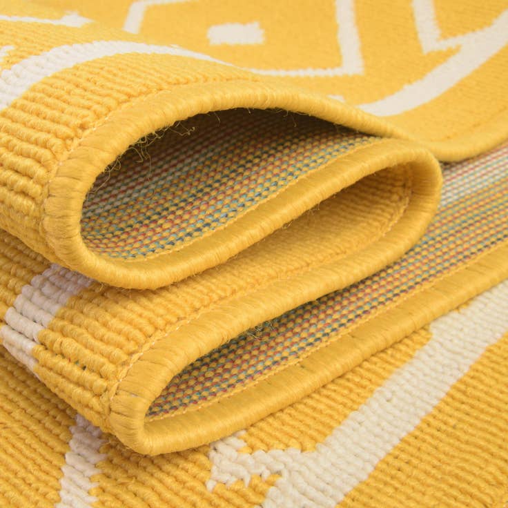 Detail image of 9' x 12' Easy-Clean Lattice Indoor / Outdoor Rug