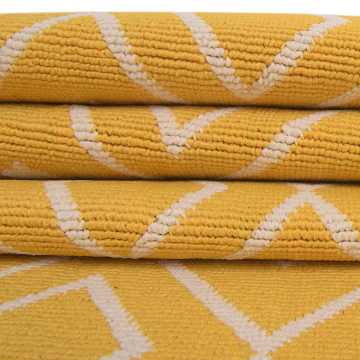 Detail image of 9' x 12' Easy-Clean Lattice Indoor / Outdoor Rug