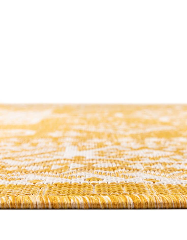Detail image of 4' x 4' Easy-Clean Aztec Indoor / Outdoor Round Rug