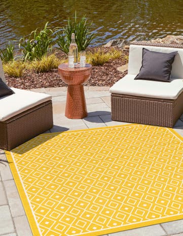 7' 10 x 7' 10 Easy-Clean Trellis Indoor / Outdoor Square Rug